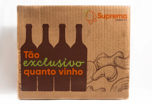 Caixa de envio da Suprema Caju com a frase Tão exclusivo quanto vinho