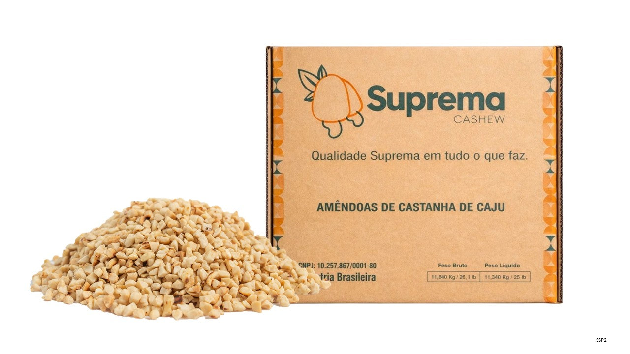 Caixa de 11,34 kg de castanha de caju em pedaço pequeno SSP2 natural da Suprema Caju para atacado e food service