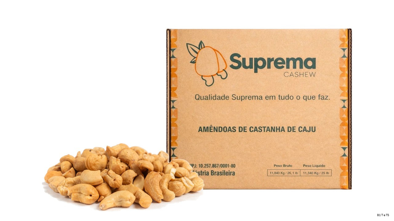 Caixa de 11,34 kg de castanha de caju em banda torrada da Suprema Caju para atacado e food service