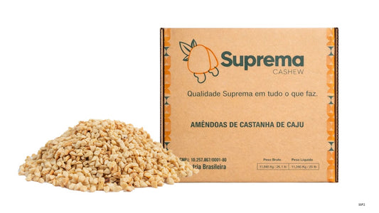 Caixa de 11,34 kg de castanha de caju em pedaço pequeno SSP2 natural da Suprema Caju para atacado e food service